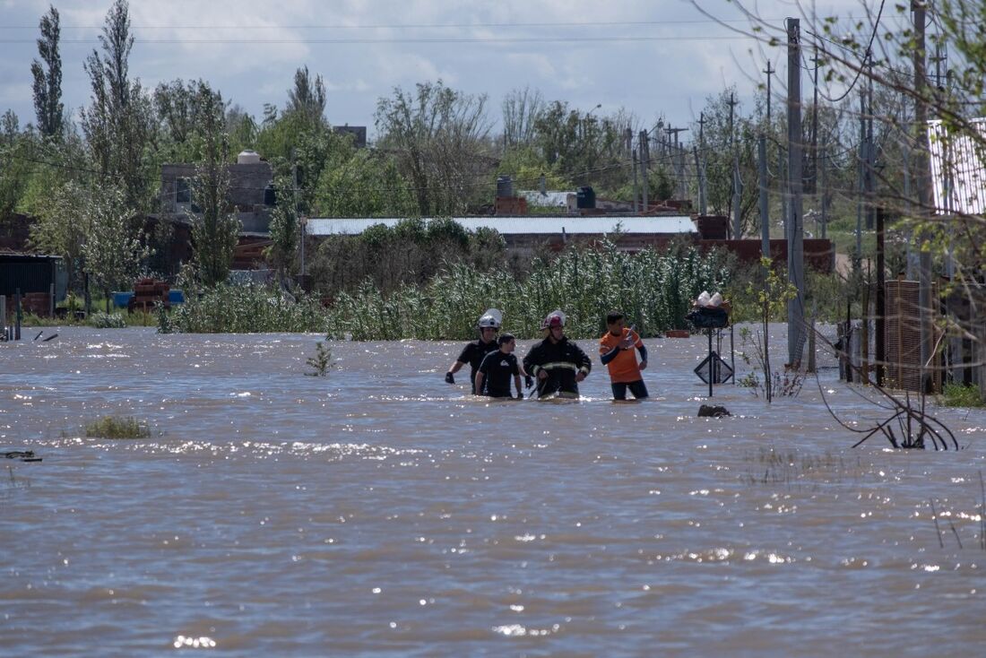 Ruas alagadas no bairro Harding Green em Bahía Blanca, sul da província de Buenos Aires