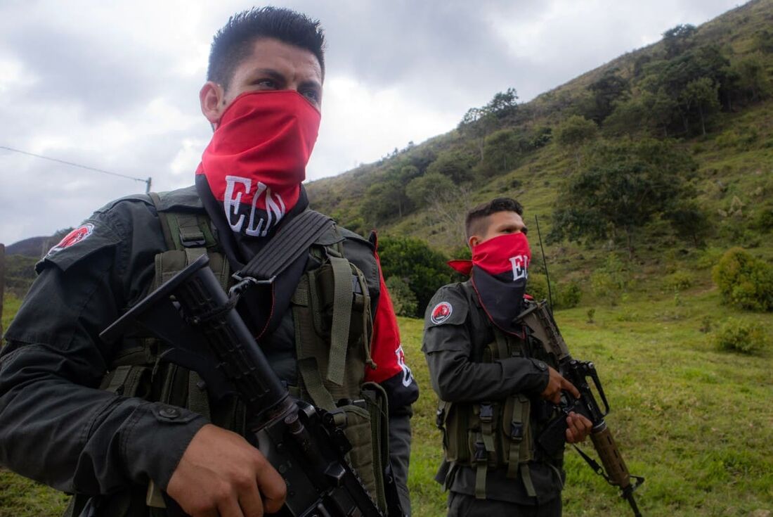 Membros da Frente de Guerra Nordeste Manuel Vázquez Castaño em Catatumbo da patrulha do Exército de Libertação Nacional (ELN) durante uma entrevista à AFP