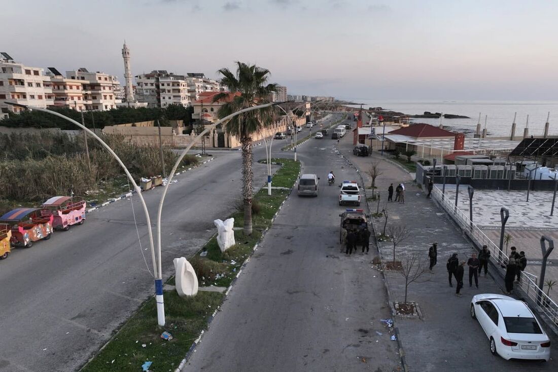 orças de segurança com o novo governo da Síria montando guarda na cidade de Jableh, na província costeira de Latakia