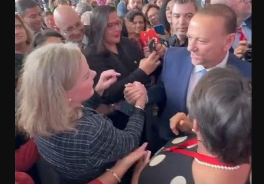 Gleisi Hoffmann cumprimenta Edinho Silva em sua posse como ministra de Relações Institucionais no Palácio do Planalto