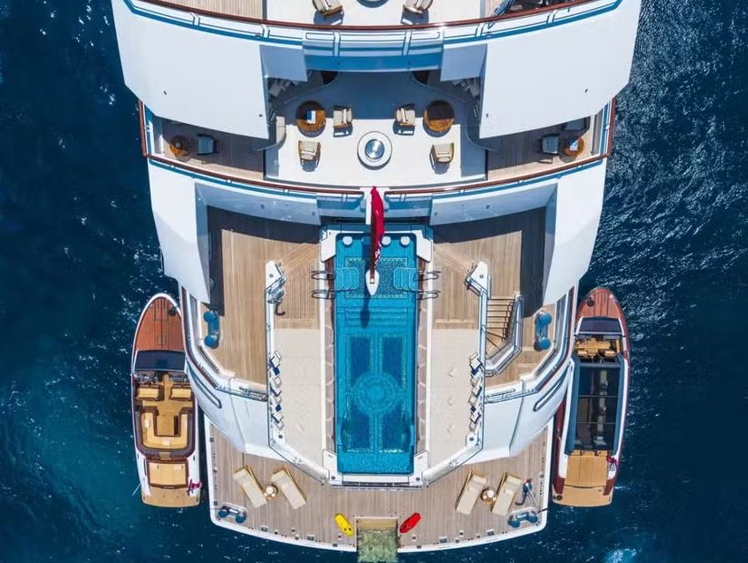 Superiate russo  superiate chamado "Amadea" tem 106 metros