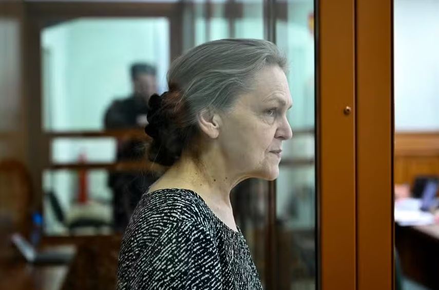 A jornalista russa Nadejda Kevorkova comparece ao tribunal para o início de seu julgamento por 'justificar o terrorismo' por meio de postagens em sua conta do Telegram, em Moscou, em 10 de março de 2025