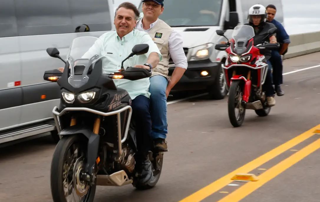 O então presidente Jair Bolsonaro  com o então ministro da Infraestrutura, Tarcísio de Freitas, hoje governador de São Paulo