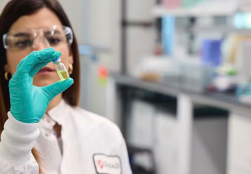 Pesquisadora da Gilead segura ampola de antiviral pré-exposição injetável contra HIV