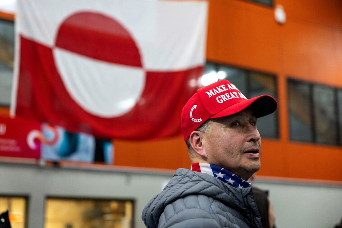 Lars Joergen Kleist, usando um boné Make America Great Again, faz fila para votar na seção eleitoral em Nuuk em 11 de março de 2025