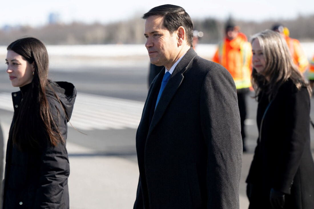 O Secretário de Estado dos EUA Marco Rubio desembarca de um avião militar ao chegar ao Aeroporto Internacional Jean Lesage da Cidade de Quebec