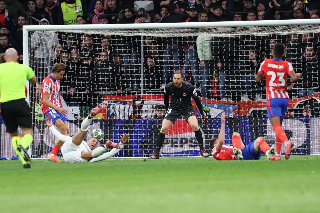 Goleiro do Atlético de Madrid, Jan Oblak, durante a partida contra o Real Madrid, pela Champions League