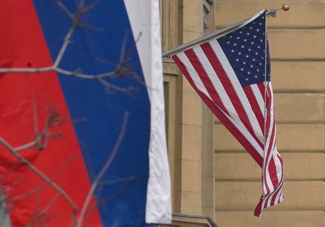 Bandeiras dos Estados Unidos e Rússia no prédio da embaixada dos EUA