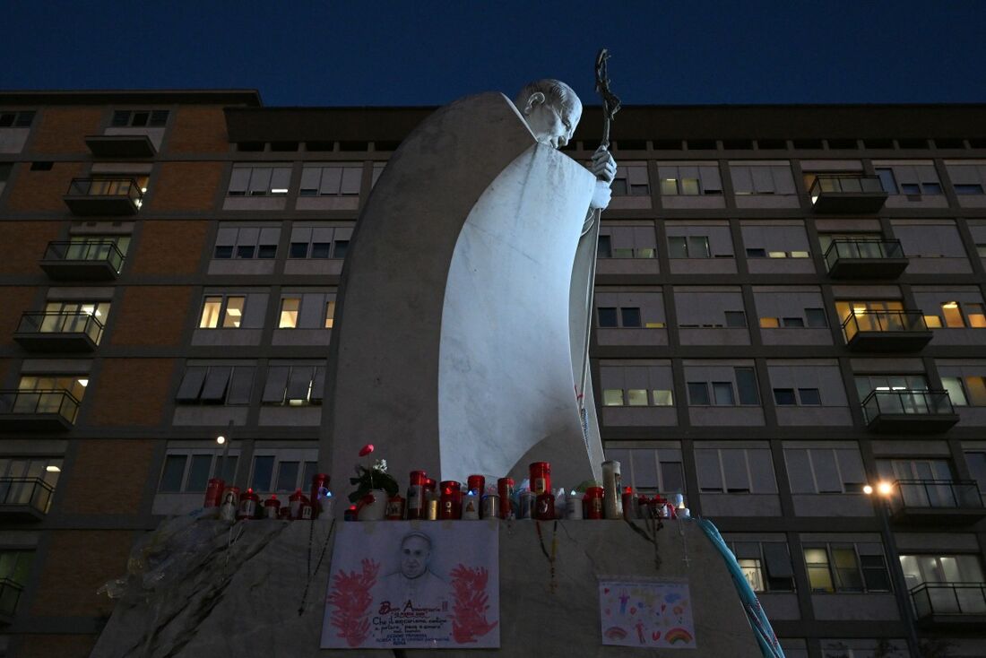 Esta fotografia de 18 de março de 2025 mostra a estátua do Papa João Paulo II no Hospital Gemelli, em Roma, onde o Papa Francisco está hospitalizado.