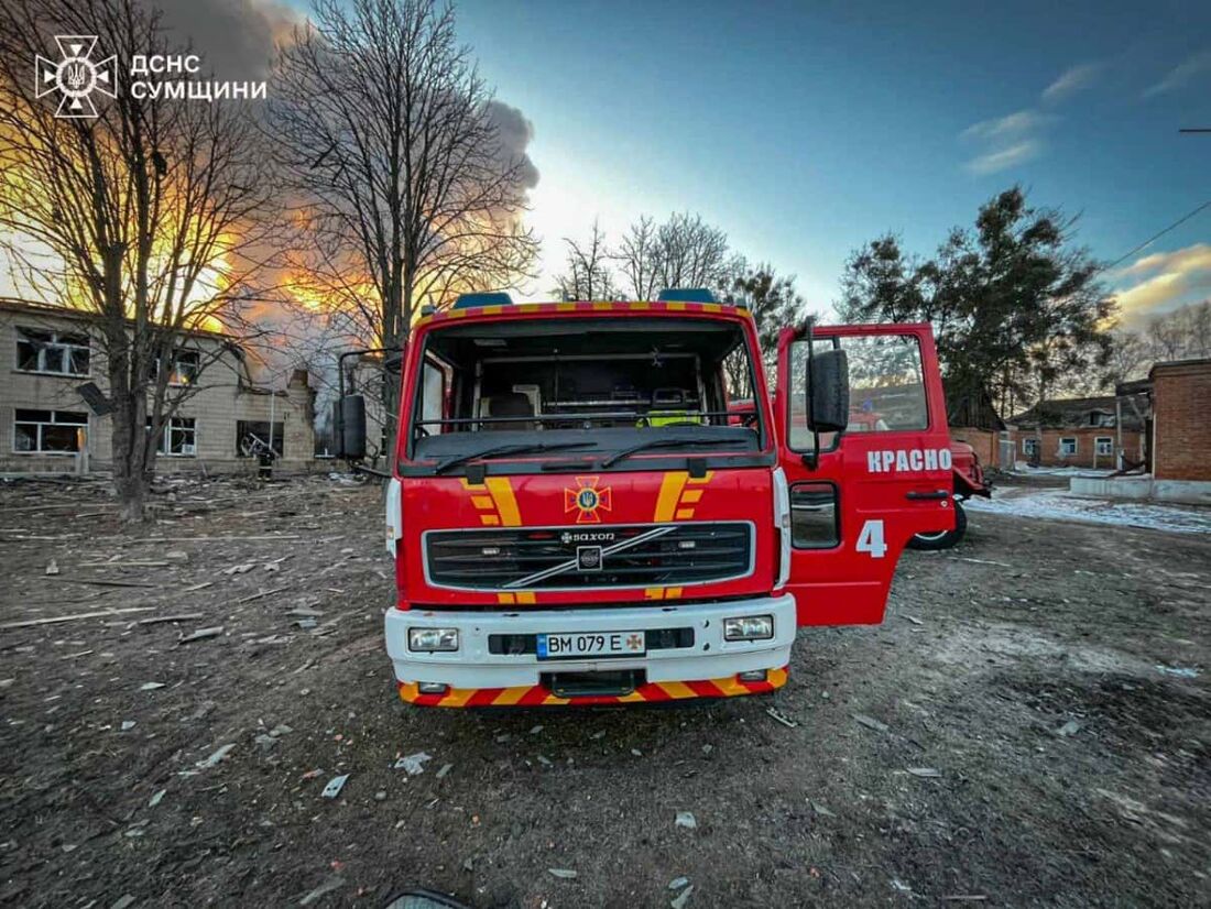 Caminhões de bombeiros perto de um prédio hospitalar danificado após uma greve em Krasnopillya, Ucrânia