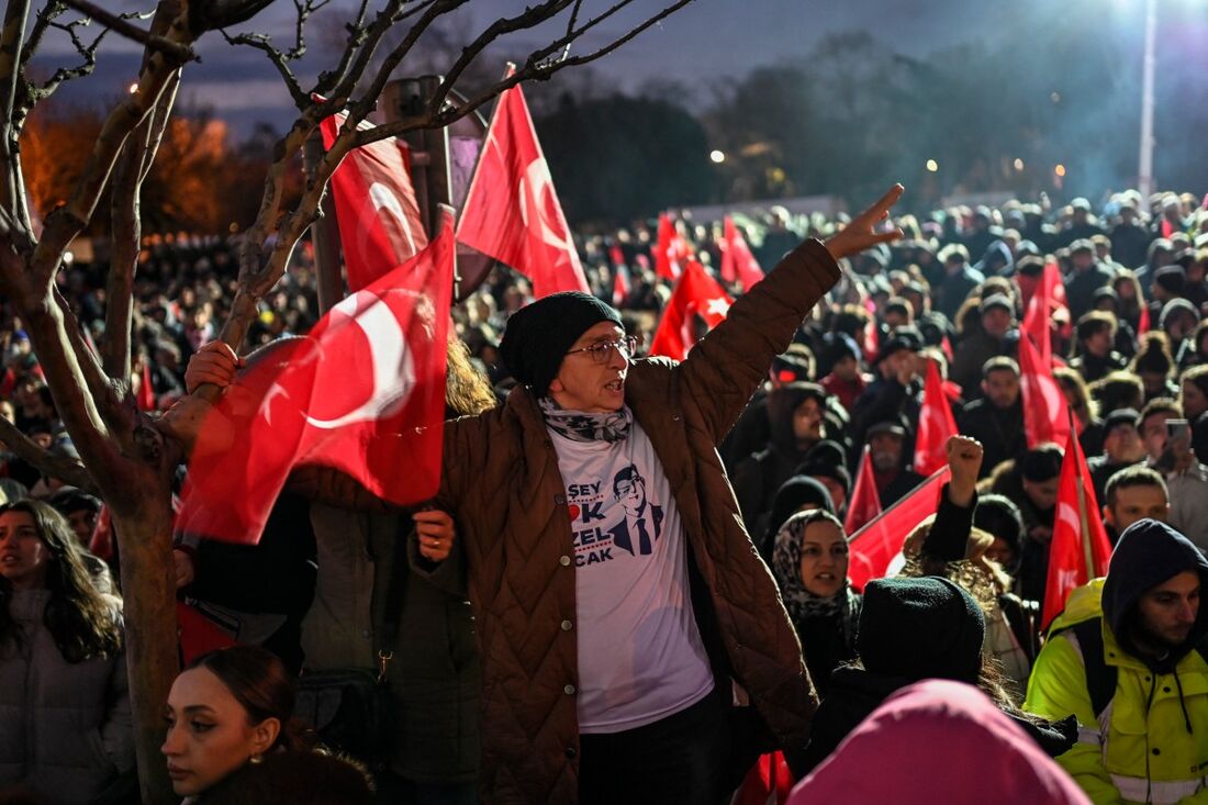 Canal Sozcu é acusando de incitar em sua cobertura os protestos