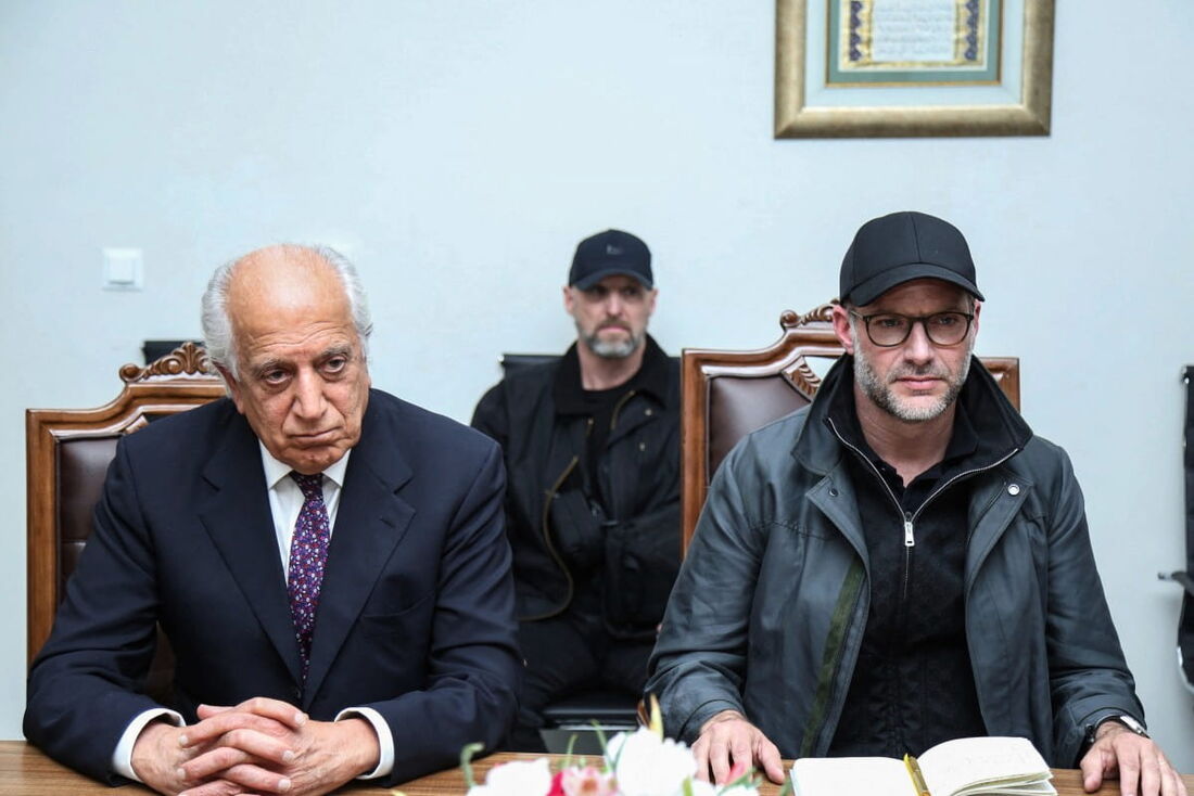 O funcionário dos EUA Adam Boehler (D) e o ex-enviado dos EUA para o Afeganistão Zalmay Khalilzad (E) participando de uma reunião com o ministro das Relações Exteriores do Talibã, em Cabul