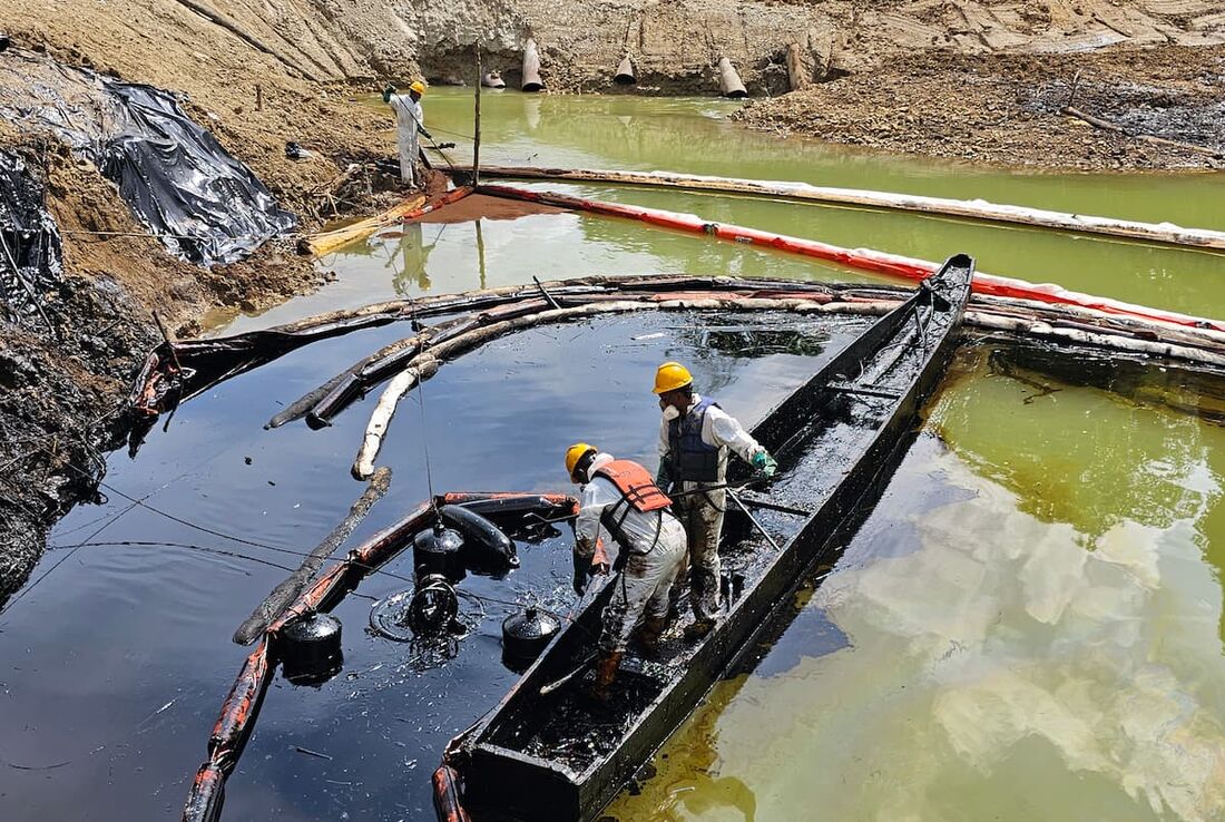 Trabalhadores da empresa petrolífera estatal do Equador trabalham na limpeza do rio Caple em Esmeraldas, Equador, em 21 de março de 2025.