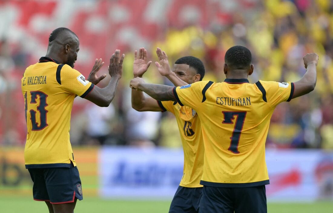 Atletas do Equador celebram um dos gols de Valencia