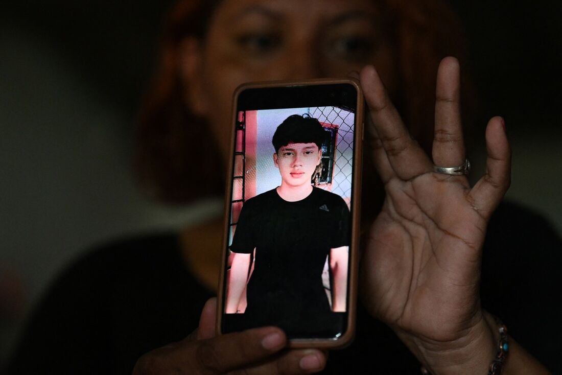 Dustin Omar Garcia, 16, que foi preso durante o decreto de estado de emergência do governo salvadorenho na comunidade de La Nueva Cruzadilla