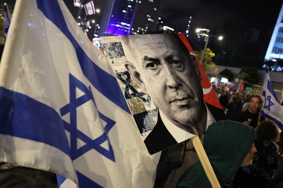 Manifestantes durante um protesto antigovernamental pedindo ações para garantir a libertação dos reféns israelenses mantidos em cativeiro