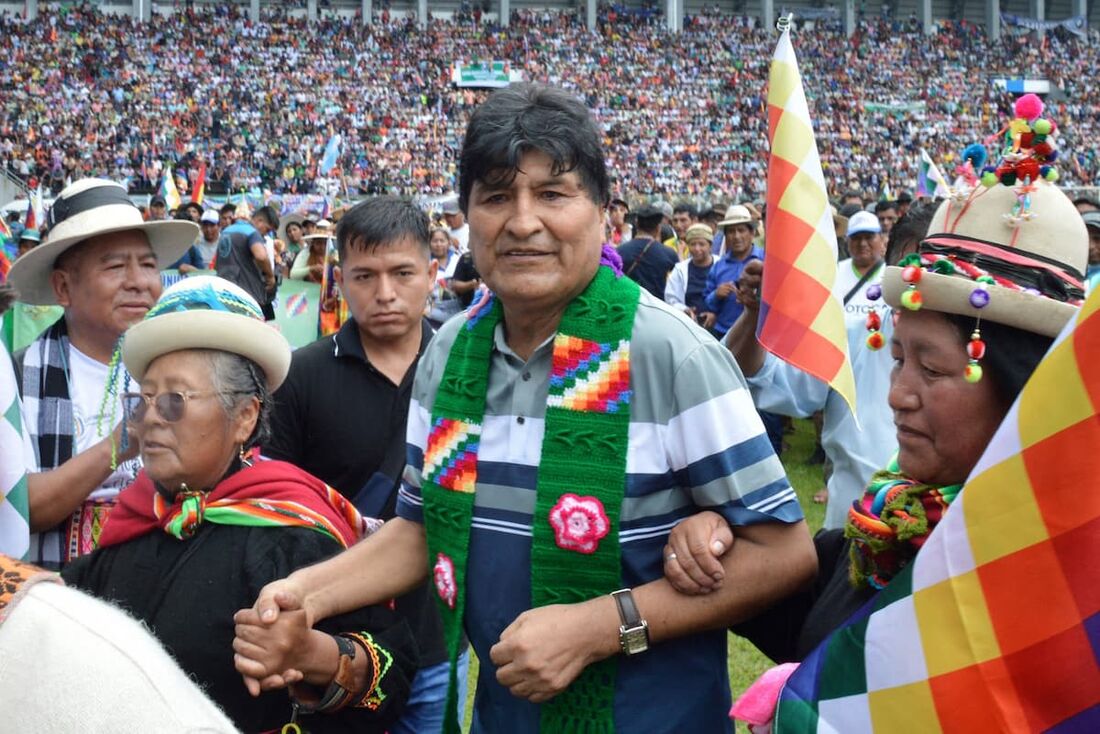 O ex-presidente boliviano Evo Morales dá as mãos a apoiadores durante a cerimônia de refundação e o 30&ordm; aniversário de seu novo partido político, "Instrumento Político Del Pueblo"