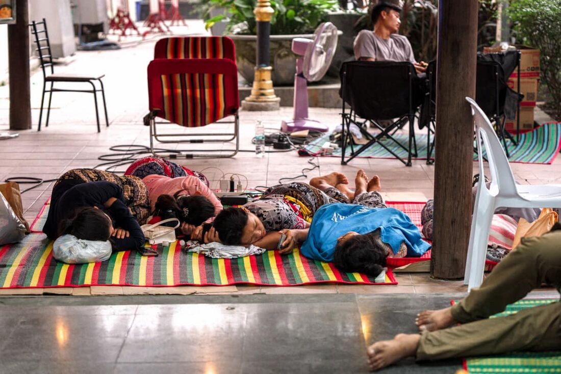 Parentes dormem em abrigo temporário enquanto aguardam notícias de seus familiares desaparecidos