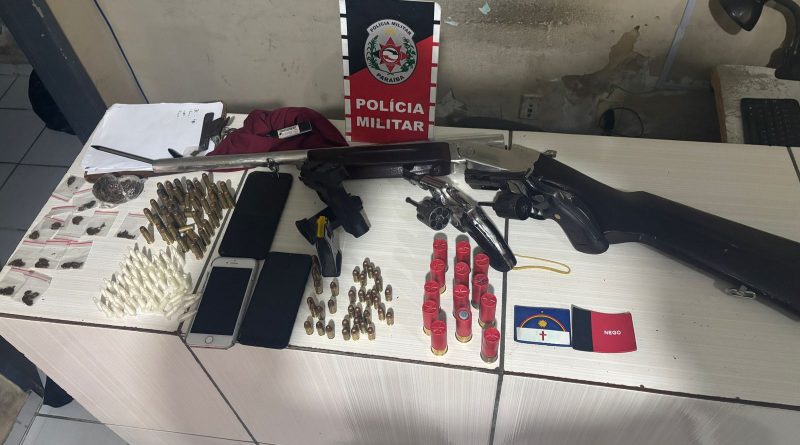 Armas e drogas apreendidas pelos policiais de Pernambuco e da Paraíba na granja