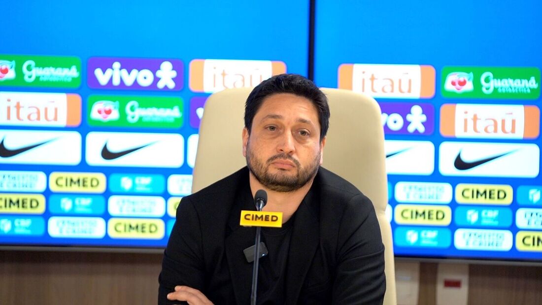 Arthur Elias, técnico da seleção brasileira feminina, quer contar com Marta para ajudar com a nova safra do futebol feminino