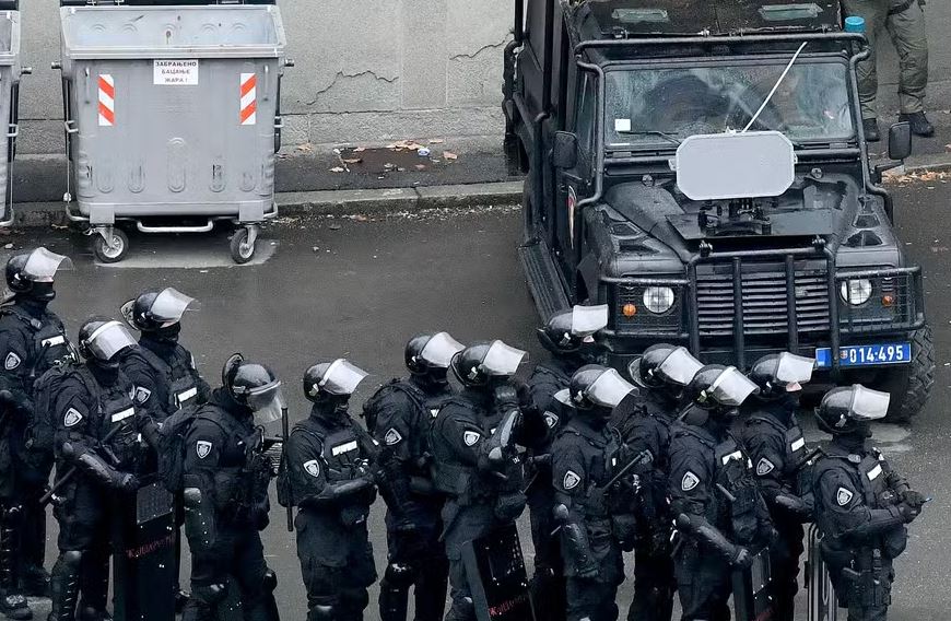 Veículo da polícia equipado com o que analistas militares dizem ser um canhão sônico antes de protesto em Belgrado