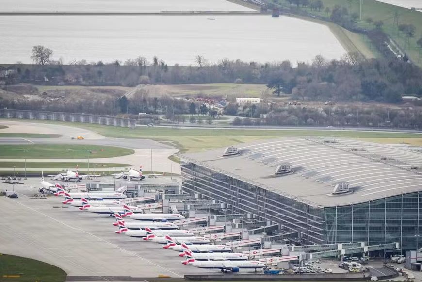 Foto aérea mostra aviões estacionados no Aeroporto de Heathrow