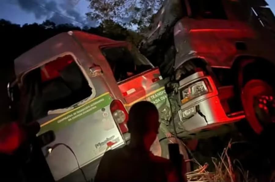 Acidente entre van e caminhão mata pessoas da mesma família na BA