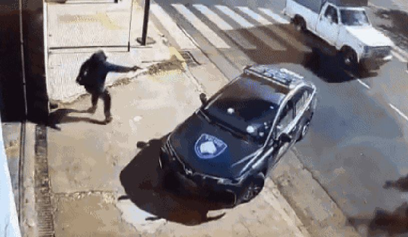 Após avistar a viatura com os agentes, um criminoso disparou dois tiros no para-brisa do carro da polícia, o que permitiu que o casal, que havia chegado ao depósito de moto, fugisse.