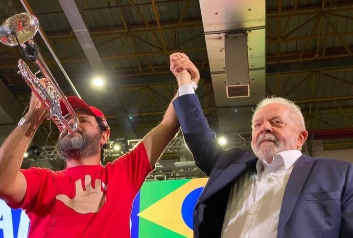 O trompetista Fabiano Leitão ao lado de Lula 