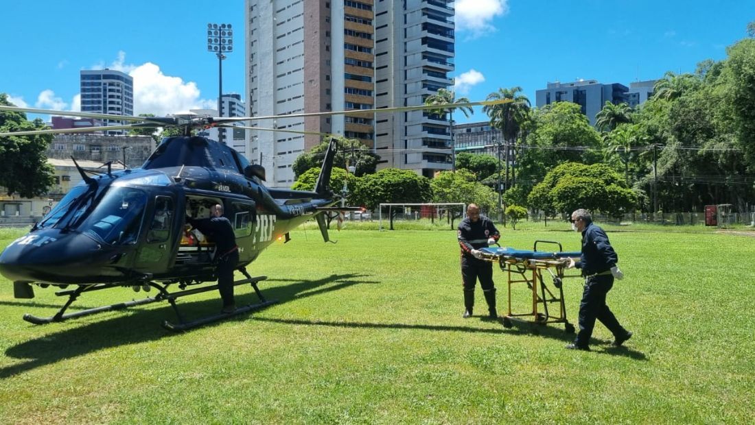 Idoso é levado de helicóptero de hospital de Palmares até o HR, no Recife