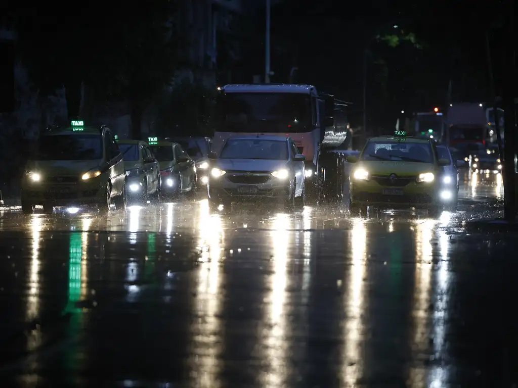 Em imagem de arquivo, motoristas dirigem sob chuva no centro do Rio de Janeiro