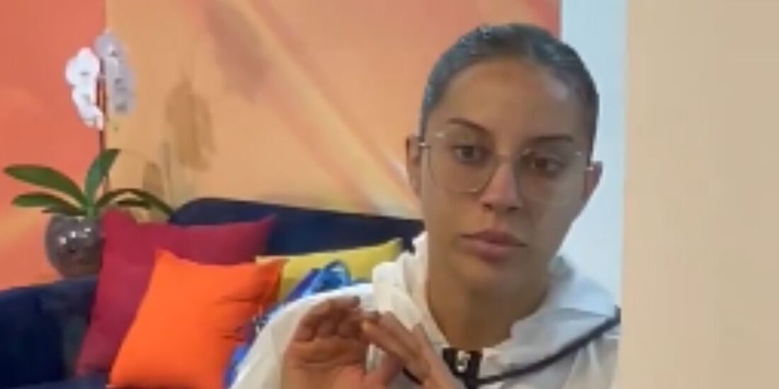 Renata cumprindo desafio do BBB 25 na Vitrine do Seu Fifi