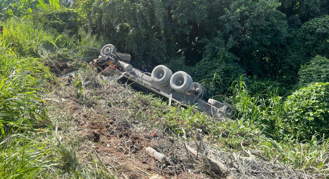 Veículo capotou na altura do KM 20 da BR-232, sentido interior