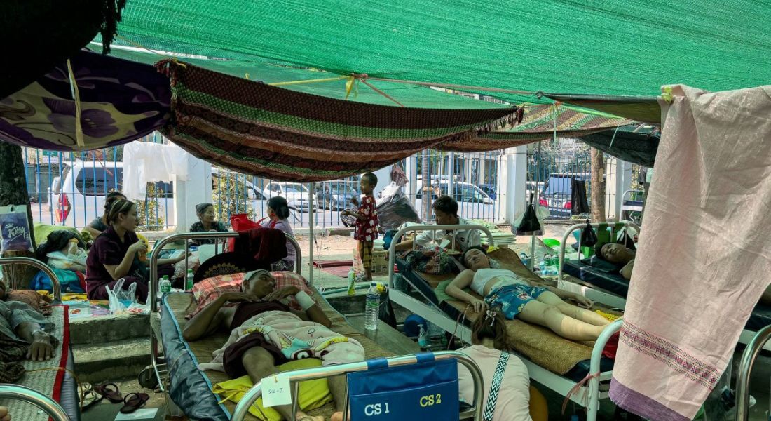 Terremoto em Myanmar: temendo novos tremores, pacientes são tratados em estacionamento de hospital