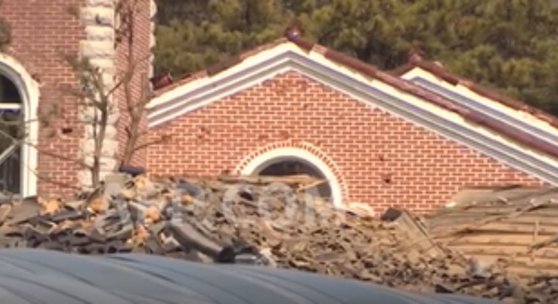 Destroços de local atingido por bomba