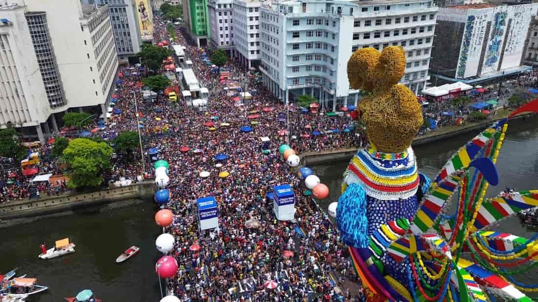 Multidão tomou as ruas do Centro do Recife para acompanhar Galo da Madrugada