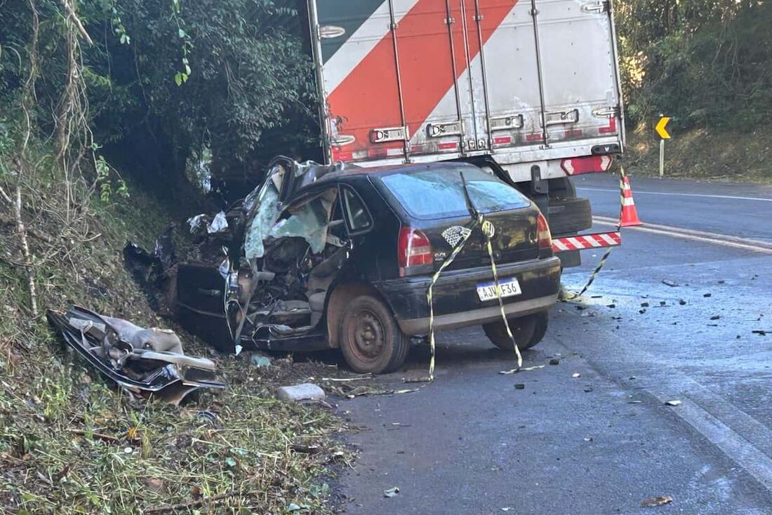 O motorista do caminhão e uma bebê que estava no carro sobreviveram. A criança teve ferimentos leves. Acidente aconteceu na BR-373, no Paraná