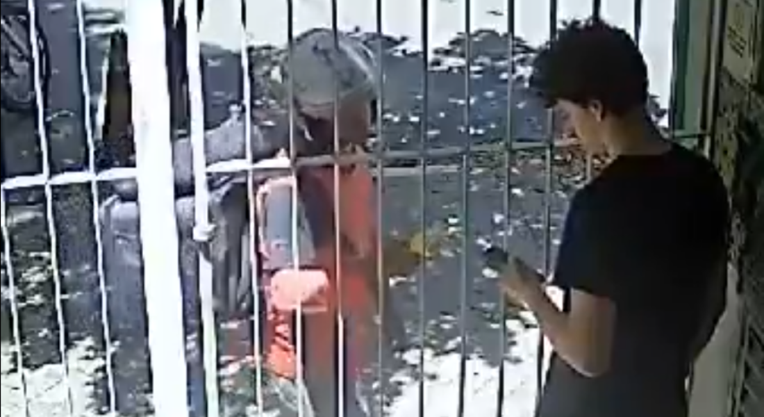 Jovem toma máquina de cartão da mão de golpista e consegue estornar cobrança indevida