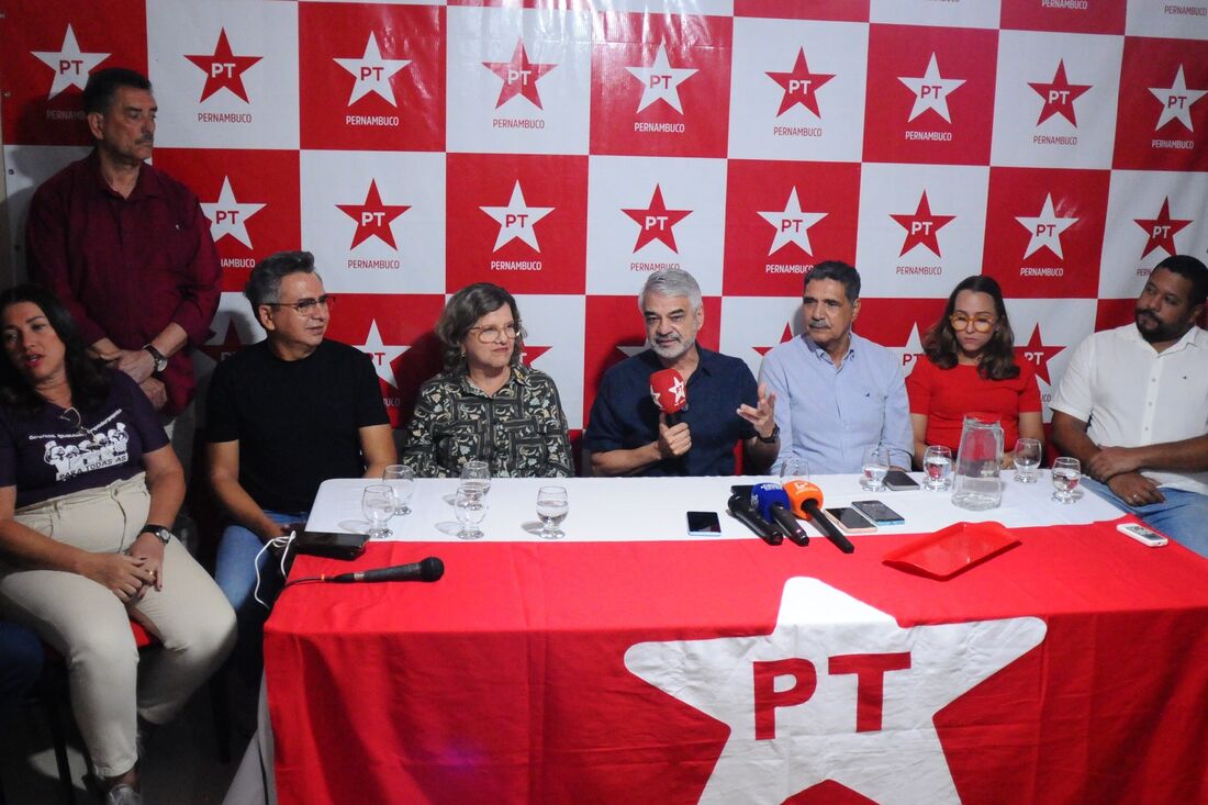 Senador Humberto Costa fica como presidente nacional do PT até o dia 6 de julho, quando o partido faz eleições diretas para escolher o titular