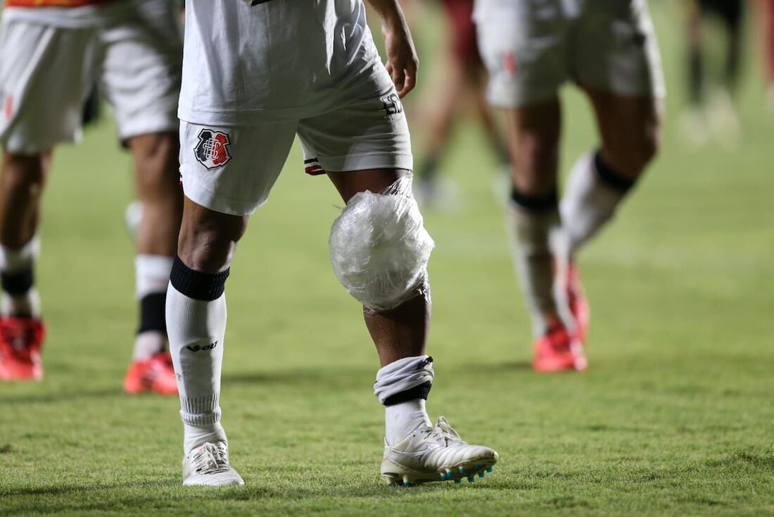 O lateral-direito Toty saiu machucado do primeiro jogo na Ilha do Retiro