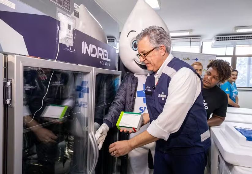 Ministro da Saúde, Alexandre Padilha, recebe vacinas contra a gripe