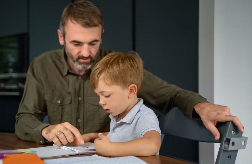 Pais rigorosos -  aqueles que crescem em um ambiente de disciplina rigorosa tendem a adotar certos padrões de comportamento que se manifestam na vida adulta