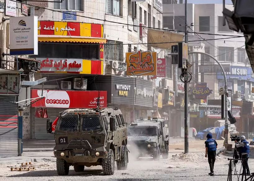 Blindados israelenses durante ofensiva em campo de refugiados palestinos na Cisjordânia