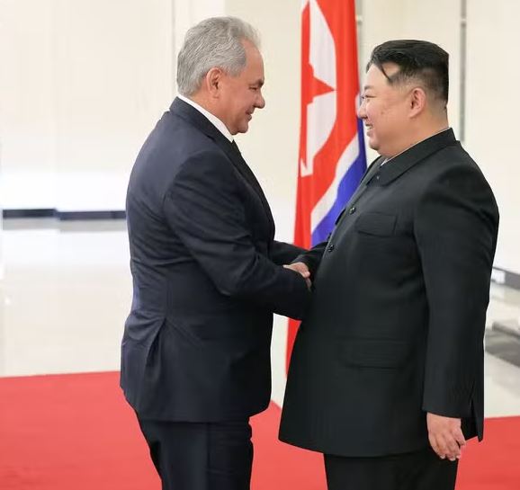 O líder norte-coreano, Kim Jong-un se reúne com o secretário do Conselho de Segurança da Rússia, Sergei Shoigu, em Pyongyang