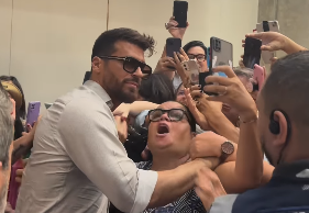 O ator Can Yaman no Aeroporto do Galeão, no Rio de Janeiro