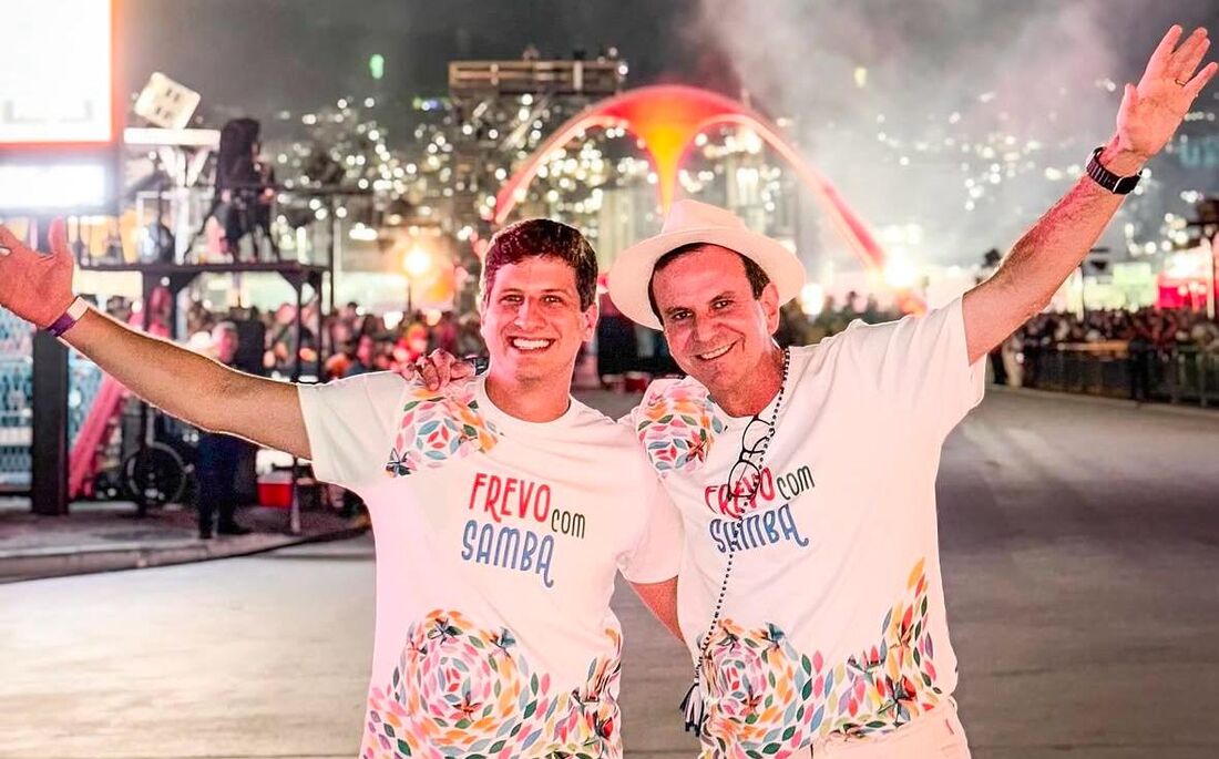 João Campos e Eduardo Paes na Sapucaí