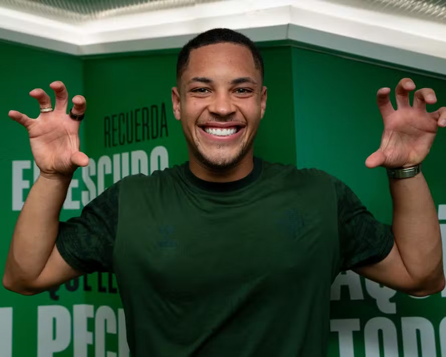 Vitor Roque foi contratado pelo Palmeiras na maior transferência do futebol brasileiro