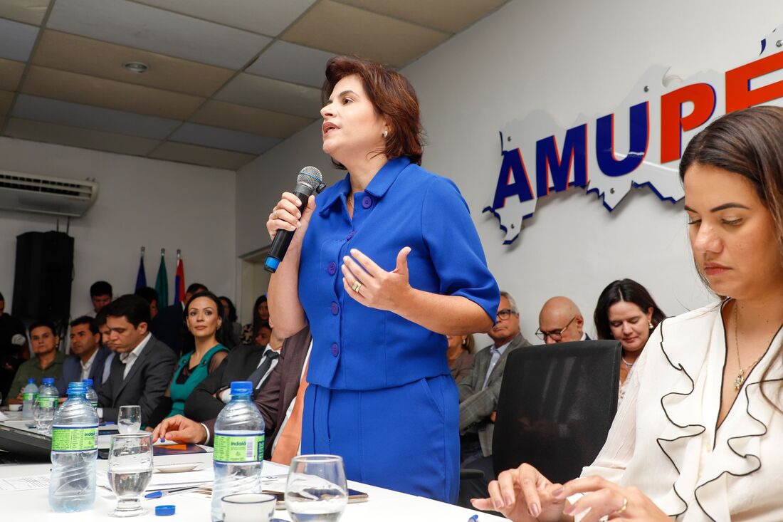 Governadora em exercício, Priscila Krause participou da posse da nova diretoria da Amupe