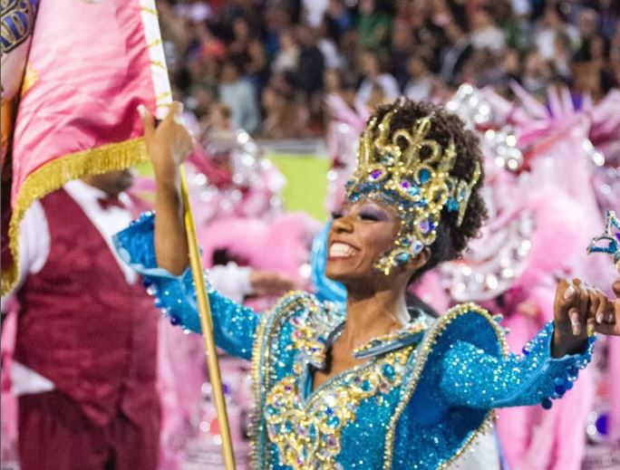 Porta-bandeira da escola durante o desfiile