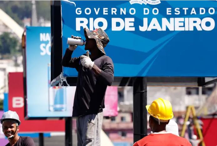  Funcionários trabalham no Sambódromo debaixo de forte calor. Cidade do Rio de Janeiro atinge nível 4 de calor